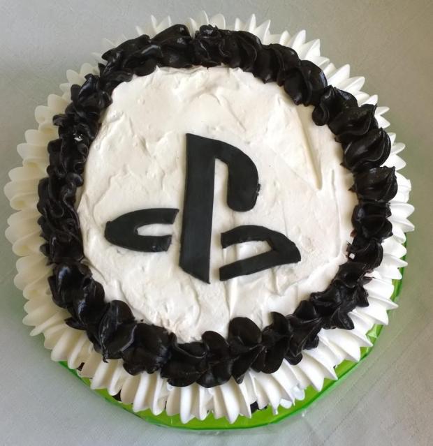 Penová so znakom Playstation..., torta, Netradičné torty Penová so znakom Playstation..., torta, Netradičné torty, Mariolka, 1