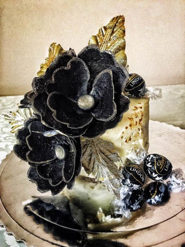 Banánovo karamelová torta s jedlými kvetmi, torta, Netradičné torty, Pralinky, 1