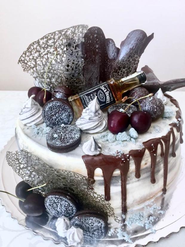 Karamelová torta s lesným ovocím, torta, Drip torty, Pralinky, 1
