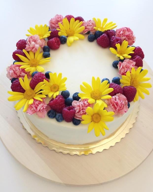 Vanilková torta s bielou čokoládou, malinami a jedlými kvetmi, torta, Narodeninové torty, Cakes by Alexandra, 1