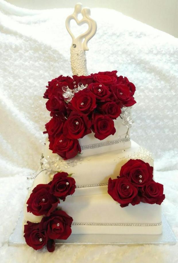 Svadobná s ružami a jedlými diamantami, torta, Svadobné torty, Lucia Gažiová, 1