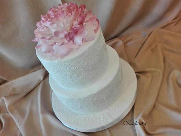 Svadobná do daru v bielom s ružovou pivóniou, torta, Svadobné torty, Kadanka, 3