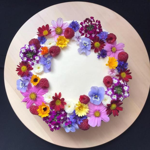 Vanilková torta s malinami, bielou čokoládou a jedlými kvetmi, torta, Narodeninové torty, Cakes by Alexandra, 1