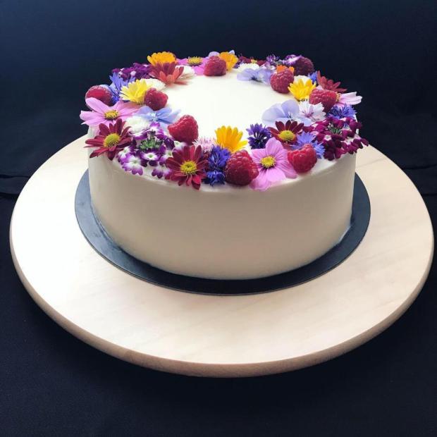 Vanilková torta s malinami, bielou čokoládou a jedlými kvetmi, torta, Narodeninové torty, Cakes by Alexandra, 2