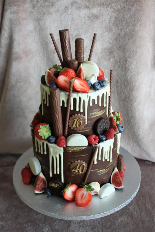 Poschodová drip torta s ovocím a čokoládkami na dvojoslavu, torta, Drip torty, stanula, 1