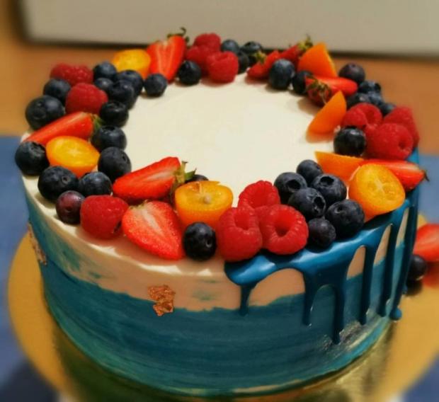 Extravagantná modrá drip torta s ovocím , torta, Drip torty, Katarína Záhorecová, 1