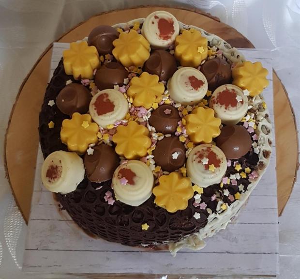 Čokoládová s ručne robenými pralinkami, torta, Čokoládové torty, Mariolka, 2