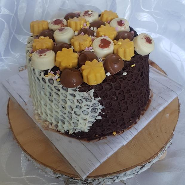 Čokoládová s ručne robenými pralinkami, torta, Čokoládové torty, Mariolka, 1