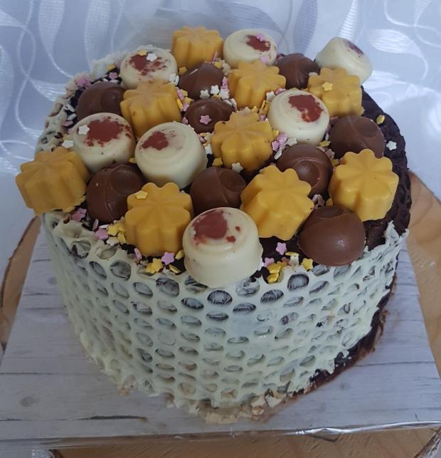 Čokoládová s ručne robenými pralinkami, torta, Čokoládové torty, Mariolka, 3