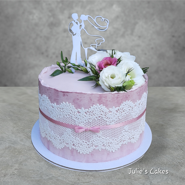 Jemná ružová svadobná torta s jedlou krajkou, torta, Svadobné torty, Julie's Cakes, 1