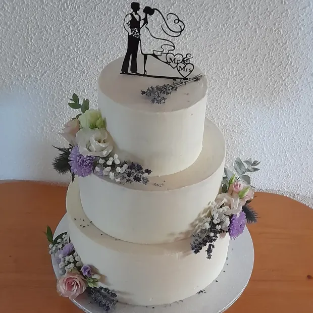 Poschodová svadobná torta s fialovými kvetmi, torta, Svadobné torty, Obertová Mária, 1