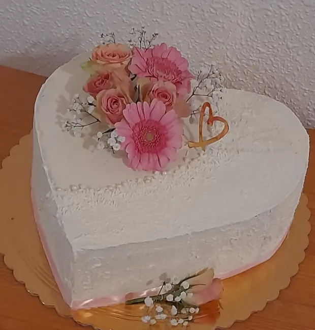 Biela svadobná torta - srdce s ružovými kvetmi, torta, Svadobné torty, Obertová Mária, 1