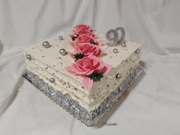 Krémová tortička v strieborno bielom šate ku krásnemu jubileu pre dámu❤, torta, Narodeninové torty, Kadanka, 2