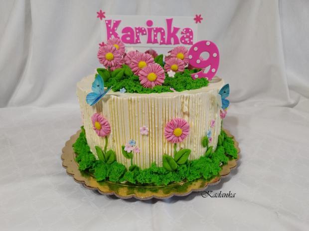 Krémová tortička pre Karinku na želanie  s lúkou a kvietkami❤😘, torta, Torty pre dievčatá, Kadanka, 1