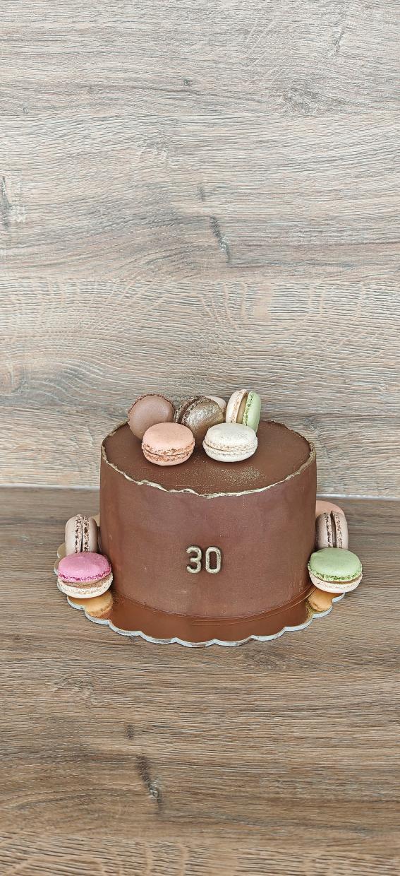 Jednoducho zdobená makrónkami , torta, Narodeninové torty, Mihová Beáta, 1