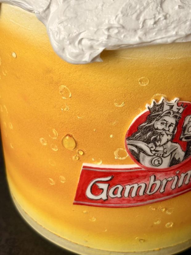 60 rokov života, ale kto by to počítal… Hlavne že je pena, správna teplota a značka obľúbená. 🍺😊, torta, Narodeninové torty, Marcela Papsonová, 2