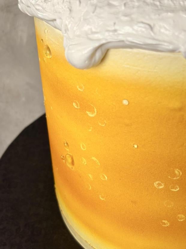 60 rokov života, ale kto by to počítal… Hlavne že je pena, správna teplota a značka obľúbená. 🍺😊, torta, Narodeninové torty, Marcela Papsonová, 3