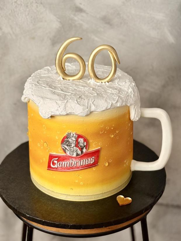 60 rokov života, ale kto by to počítal… Hlavne že je pena, správna teplota a značka obľúbená. 🍺😊, torta, Narodeninové torty, Marcela Papsonová, 1