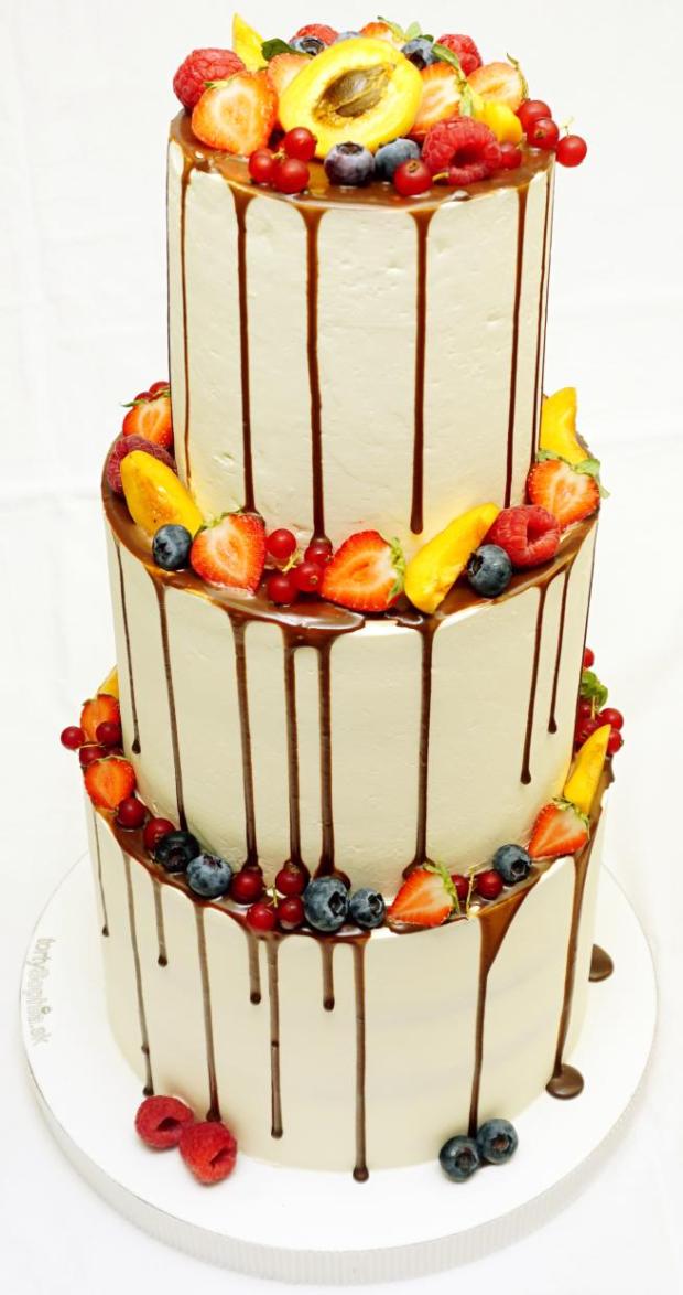 Poschodová s ovocím k výročiu, torta, Drip torty, tortysophia.sk, 1