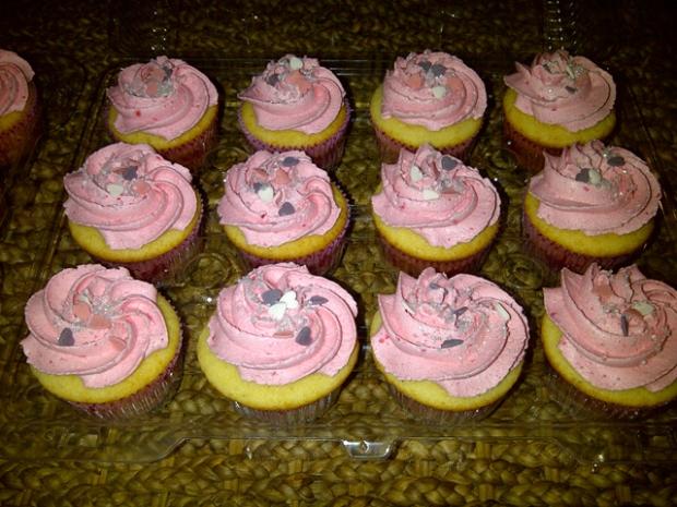 vanilkove cupcakes s jahodovym kremom, torta, Zákusky vanilkove cupcakes s jahodovym kremom, torta, Zákusky, Sausen, 1