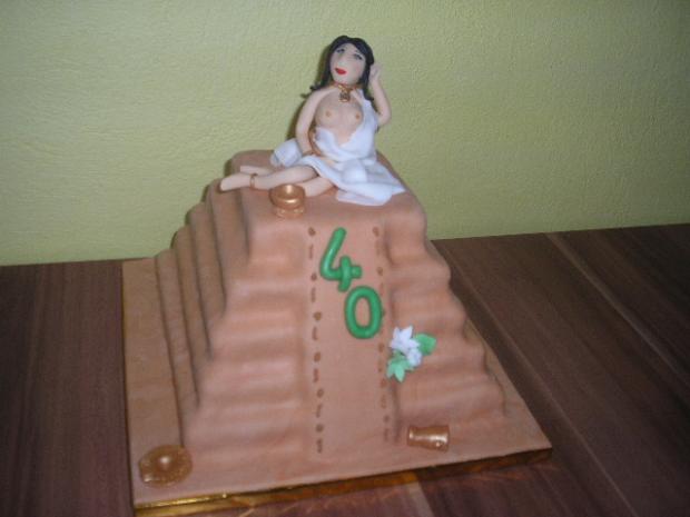 Pyramída s bohyňou, torta Pyramída s bohyňou, torta, Denideni, 1