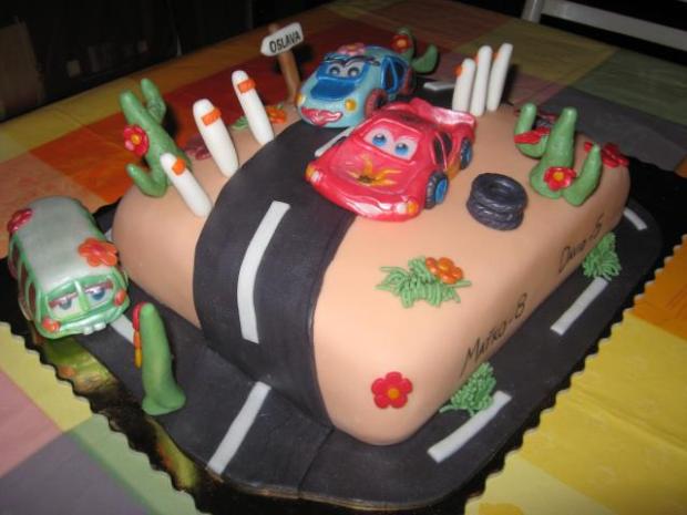pre dvoch oslavencov cars- hovoriace auta, torta, Rozprávkové torty, zu-zu, 1