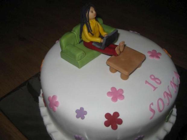 slečna na gauči s počítačom, torta, Netradičné torty, evinaf, 1