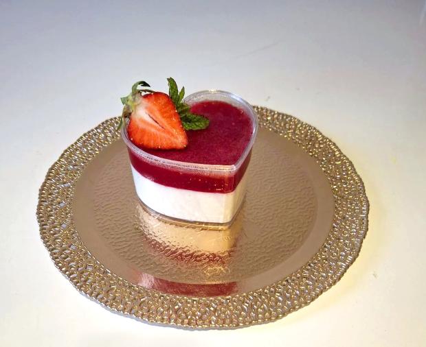 Rýchla bezlaktózová panna cotta s jahodovým pyré, recept Rýchla bezlaktózová panna cotta s jahodovým pyré, Recepty na nepečené zákusky, Bejč