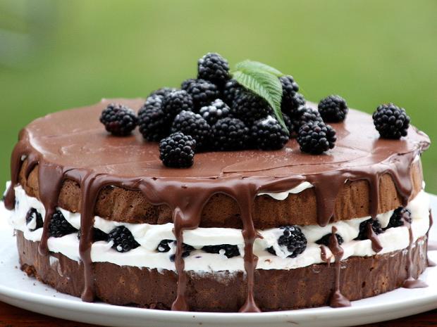 Čokoládovo-smotanová torta s černicami, Recepty na torty, Kamila