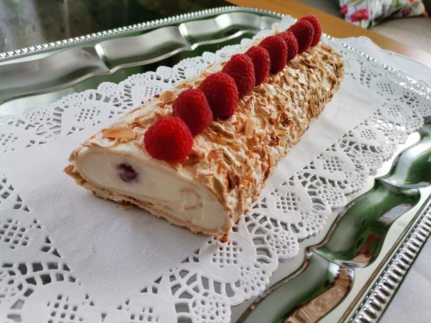 Pavlova roláda s jogurtovo-tvarohovou plnkou a malinami, Recepty na zákusky, Oľga Birošová